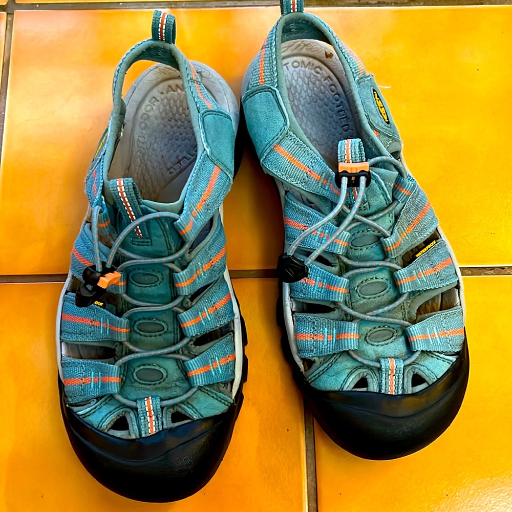 Keen waterproof sport candles w toe guards.